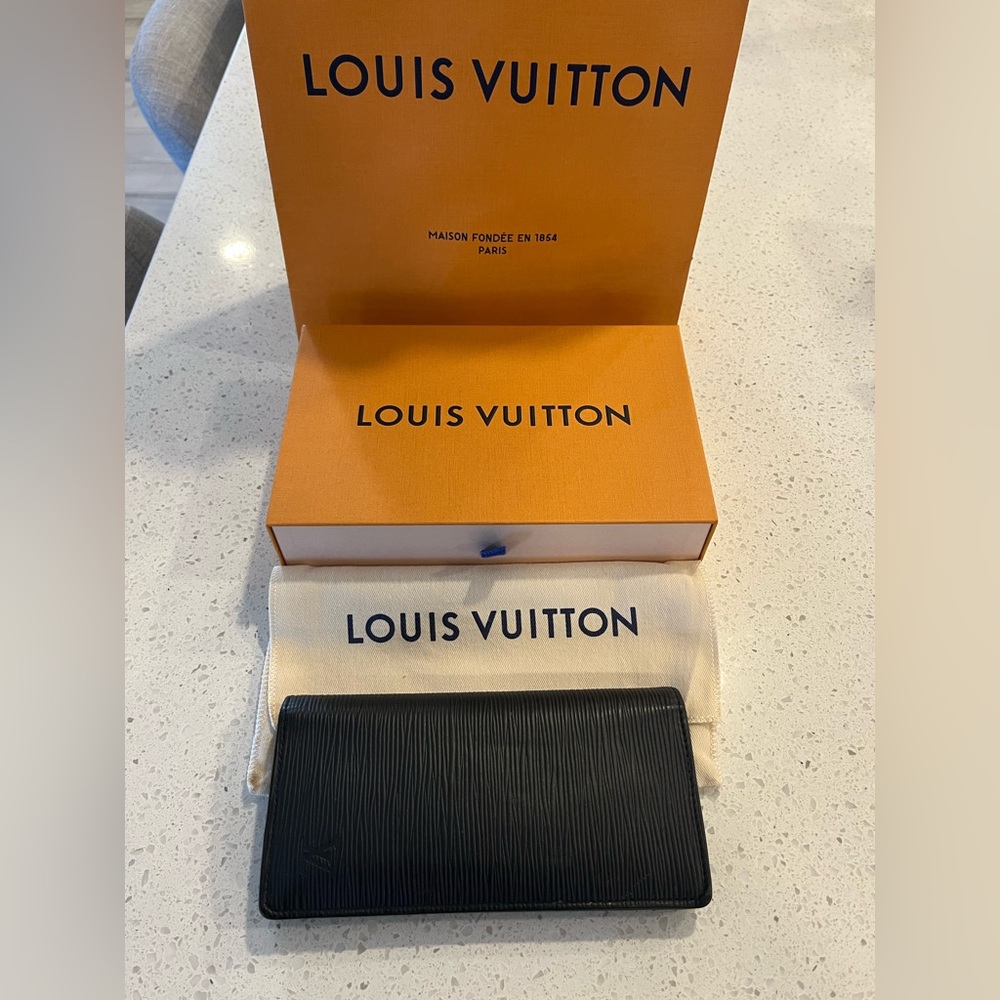 Louis Vuitton Men’s Brazza Wallet - used